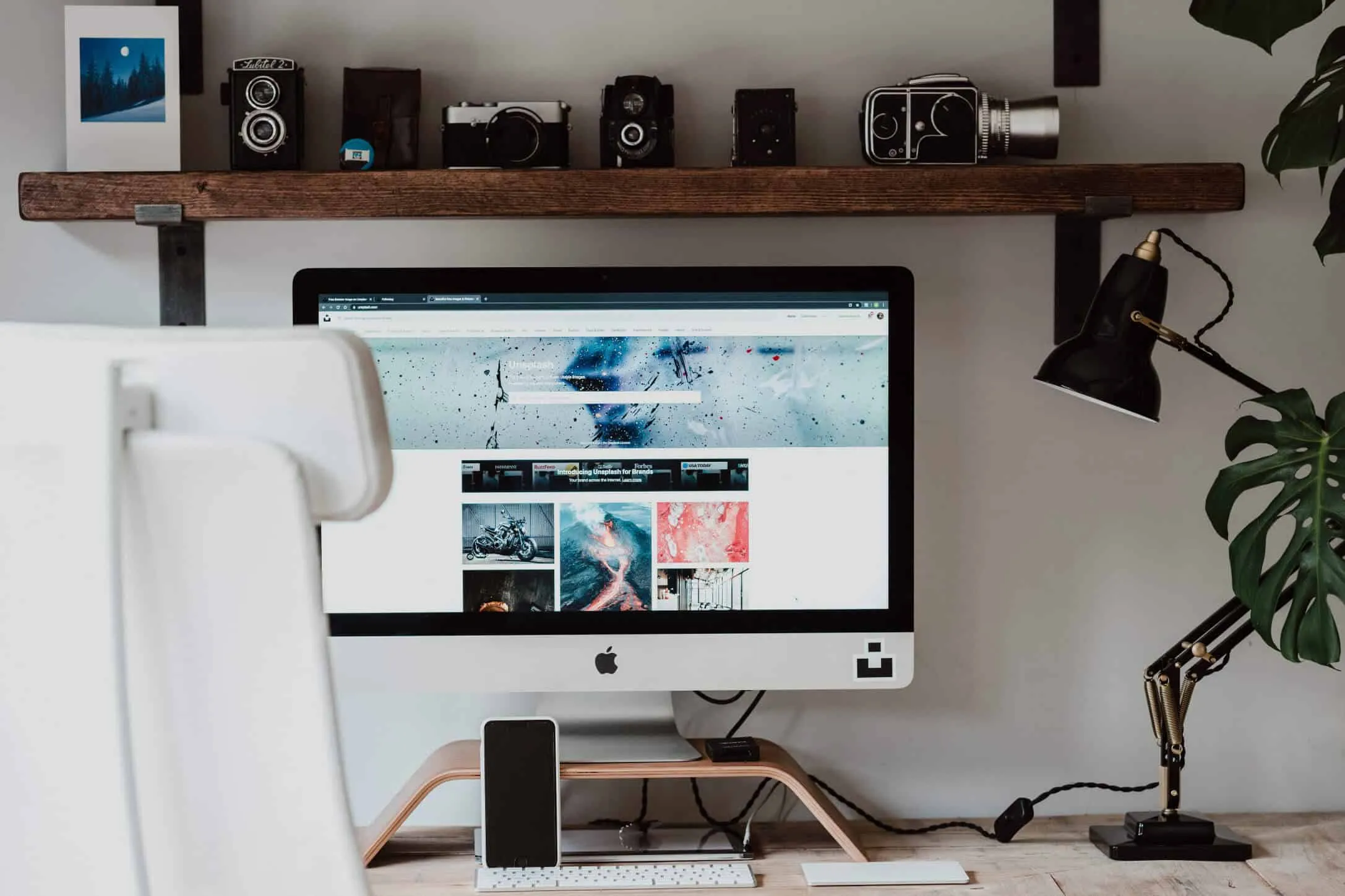 Desk lamp next to the screen as one of the best light sources for your home office